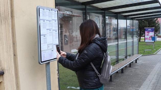 Novinkou, která začala platit v polovině ledna, jsou QR kódy u jízdních řádů na autobusových zastávkách.
