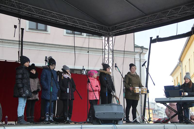 Jarmark oživl šermířskými souboji, pouličním divadlem a lidovými písněmi s hudebním doprovodem. I na citlivou notu se tentokrát zahrálo. Děti se svými tanečky vyloudily nejednu slzu v očích maminek i babiček.