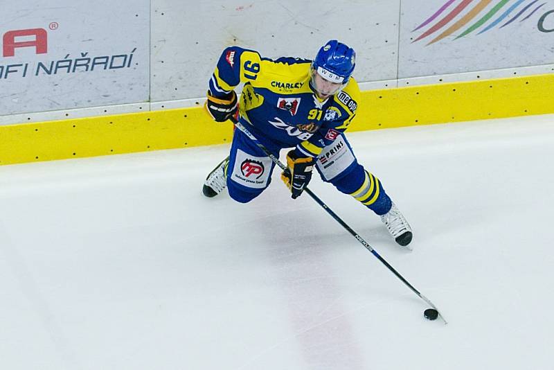 Hokejisté Přerova (v modrém) padli ve čtvrtém zápase čtvrtfinálové série s Českými Budějovicemi. Dál postupuje Motor. Roman Pšurný.