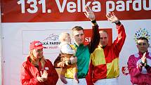 Vítěz 131. Velké pardubické Pavel Složil (se synem)