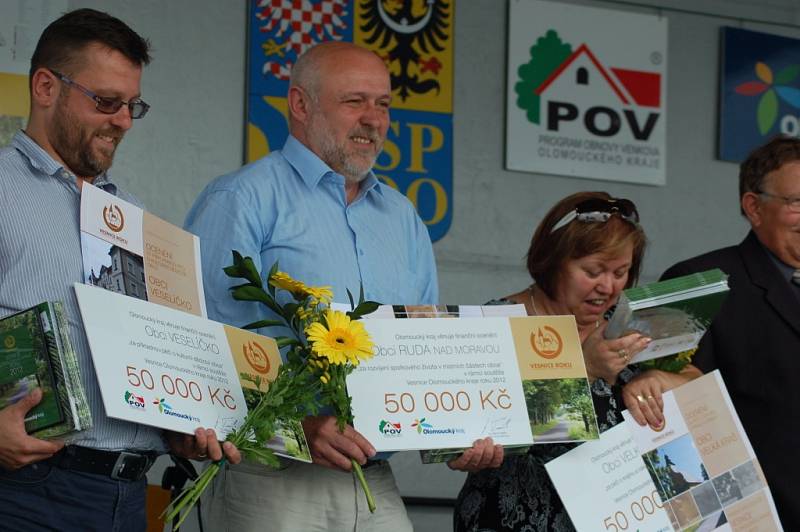 Obec Radslavice na Přerovsku zažila v pátek velkou slávu. Získala nejvyšší ocenění v krajském kole soutěže Vesnice roku – zlatou stuhu. Úspěšné byly i další obce na Přerovsku – Hradčany, které odcházely s modrou stuhou, a Citov, jenž obdržel zelenou.