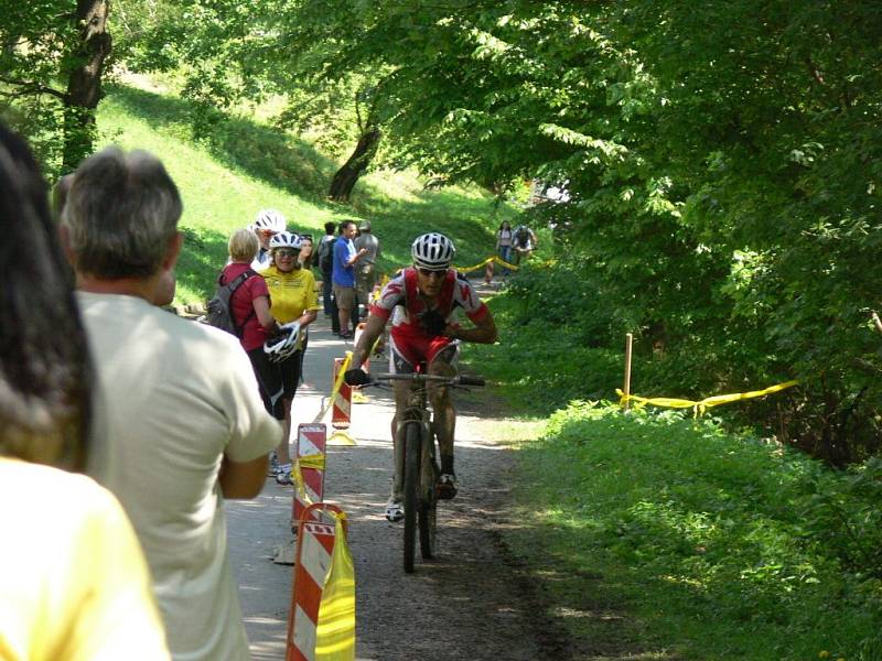 Tradiční cyklistický závod Author Šela marathon s cílem na Helfštýně.