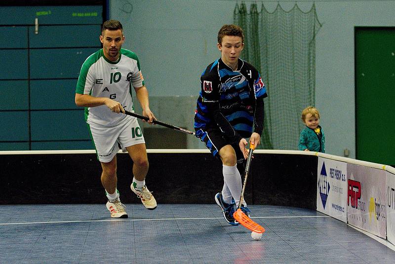 Fotbalisté FBC Přerov (v modrém) proti Orlové