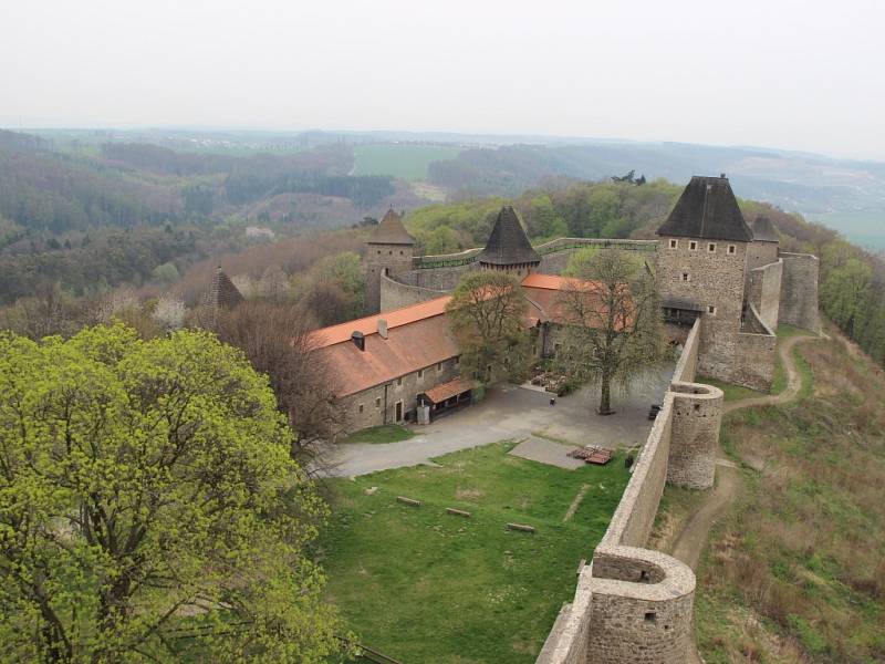 Turistická sezona na Helfštýně právě začala - brány této středověké památky se v sobotu otevřely návštěvníkům, kteří si mohli prohlédnout historickou mincovnu a expozici archeologie, nebo si užít nádherný výhled z věže.  