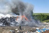 Hasiči zasahují u požáru skládky s nebezpečným odpadem v Hradčanech na Přerovsku, 3. června 2023