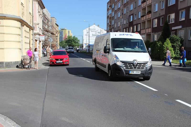 Palackého ulice v Přerově se chystá na zobousměrnění.  Na silnici už je dělící pruh.