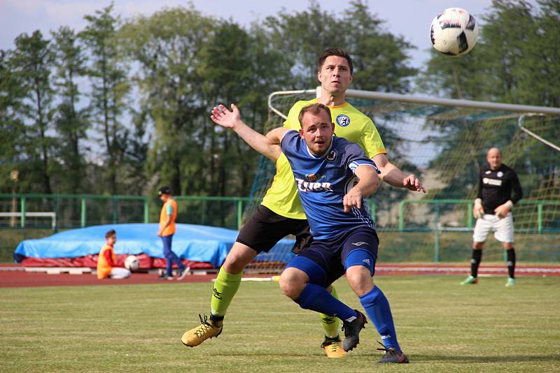 Fotbalisté 1. FC Viktorie Přerov (v modrém) proti TJ Jiskra Rapotín (7:0). David Chuda