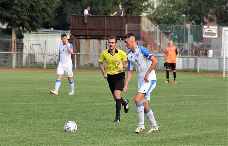 Fotbalisté 1. FC Viktorie Přerov (v bílém) proti TJ Slovan Bzenec