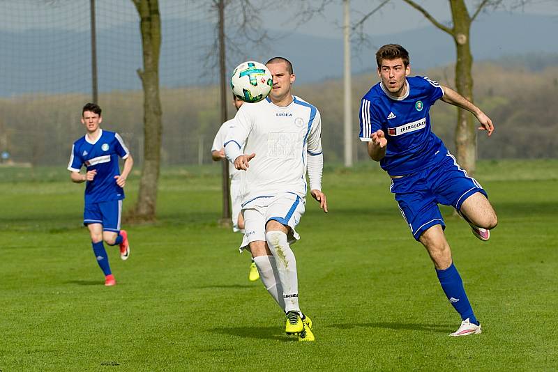 Fotbalisté Všechovic (v modrém) v domácím utkání proti 1. FC Viktorie Přerov.