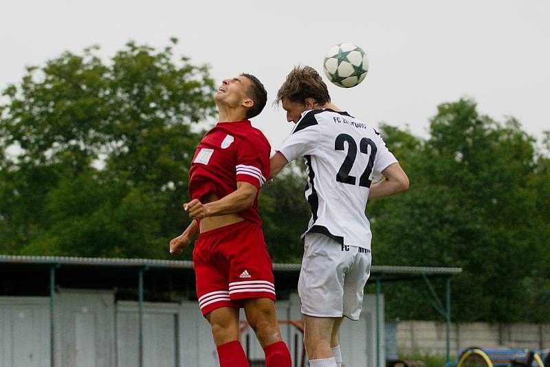 Fotbalisté Želatovic (v pruhovaném) proti Kralicím na Hané