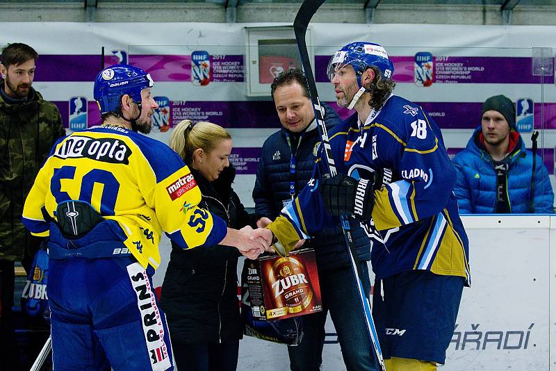 Hokejisté Přerova (ve žlutém) proti Kladnu a Jaromíru Jágrovi