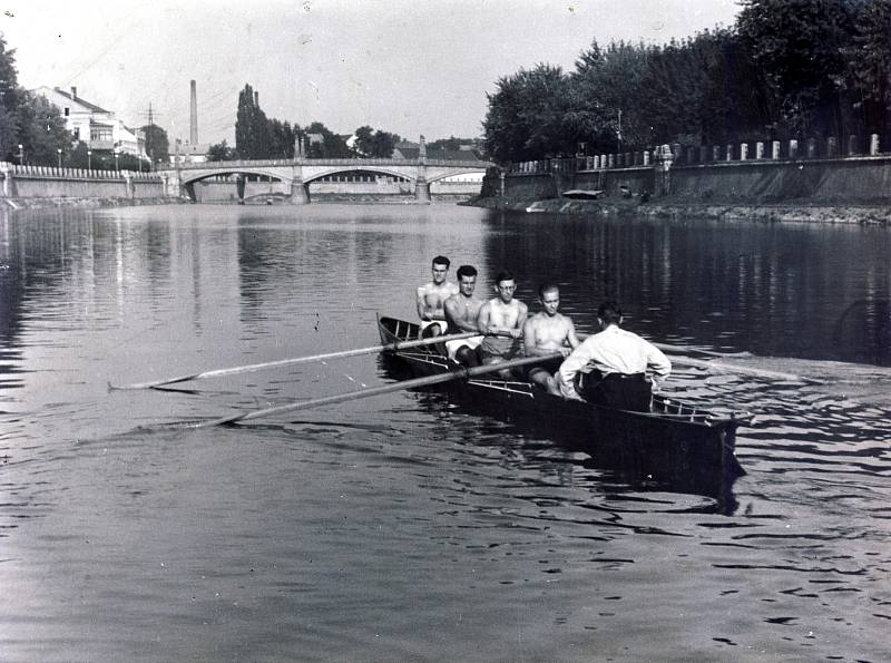 Přerovské veslování slaví 90 let. Čtyřka Michno, Kohoutek, Beneš, Široký, v pozadí Tyršův most, rok 1937.