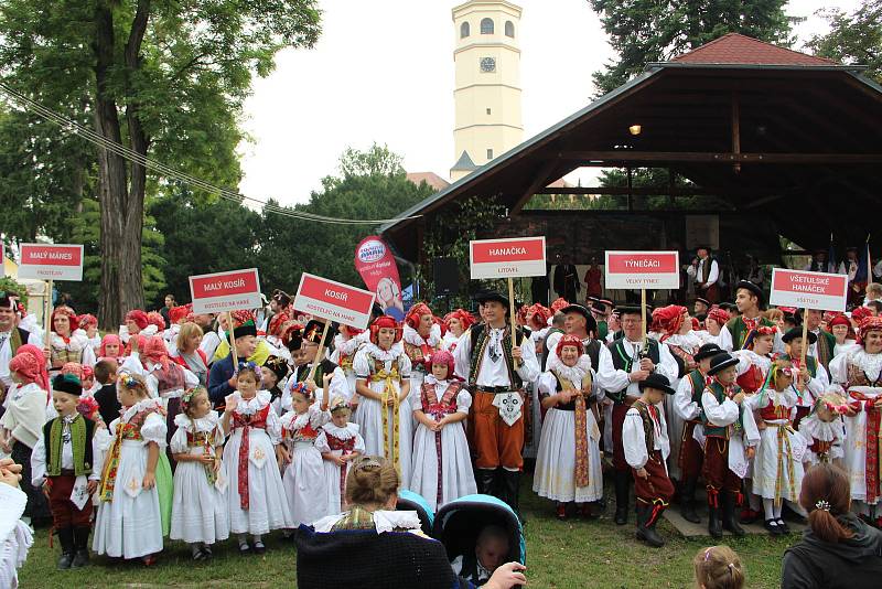 Město Tovačov oslavilo 700 let od svého založení velkolepým krojovaným defilé sedmi stovek Hanáků, kteří prošli v průvodu městem. Součástí Svatováclavských hodů byla i slavnostní bohoslužba ve zdejším kostele.