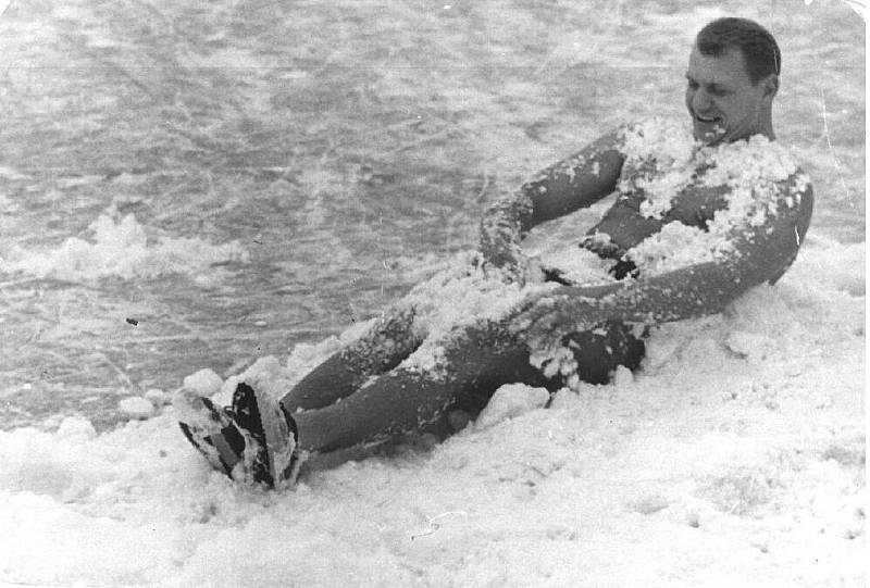 Snímek Františka Venclovského z roku 1968. Jeho velkou láskou byla řeka Bečva a otužování se v zimě. Byl jedním ze zakladatelů silvestrovské otužilecké show na řece Bečvě v Přerově.