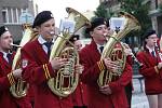 ZUŠ Open: dechový orchestr Haná ZUŠ Bedřicha Kozánka prošel Přerovem, na náměstí posluchačům zahrál na bicí nástroje soubor Drum Kids