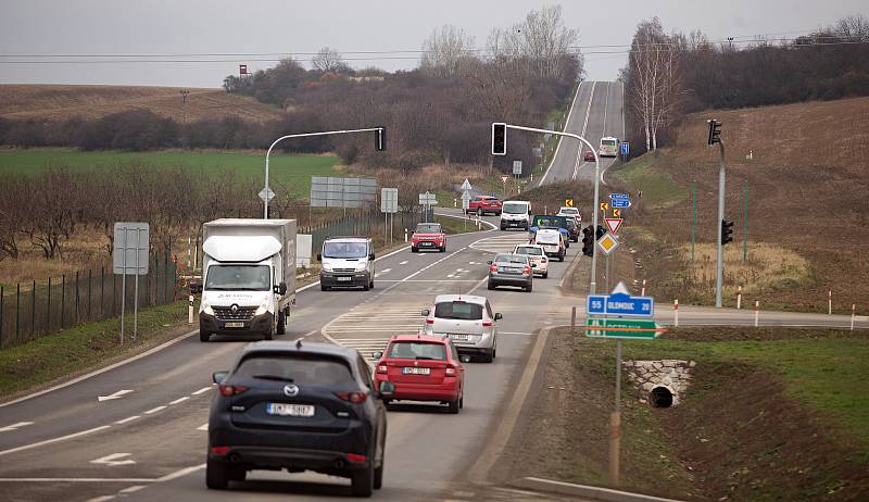 Nové semafory na příjezdu do Přerova na křížení sjezdu z nového úseku dálnice D1 a silnice I/55 Olomouc - Přerov