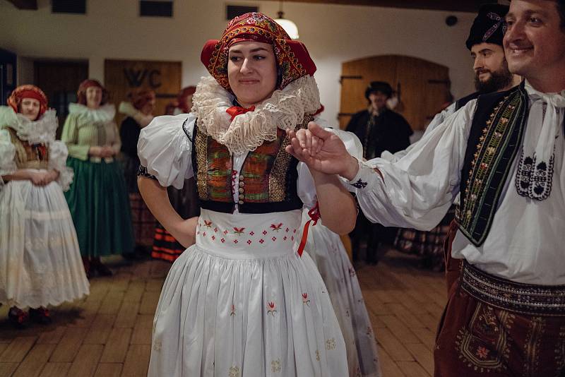 Folklorní soubor Haná Přerov ani v zimě nezahálí a poctivě nacvičuje na vystoupení, která tanečníky čekají. (Snímky jsou z tradičního lednového setkání v přerovské restauraci Katovna)