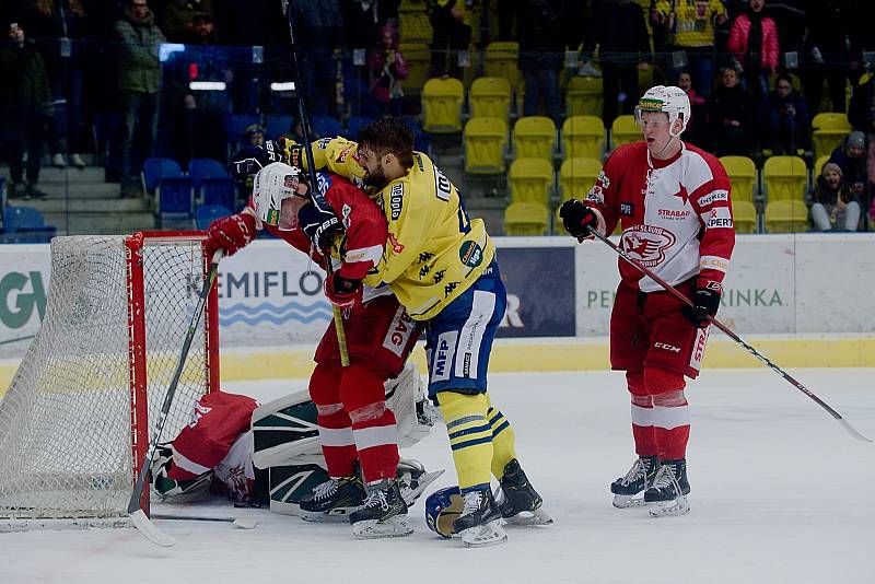 Hokejisté HC Zubr Přerov (ve žlutém) proti pražské Slavii.