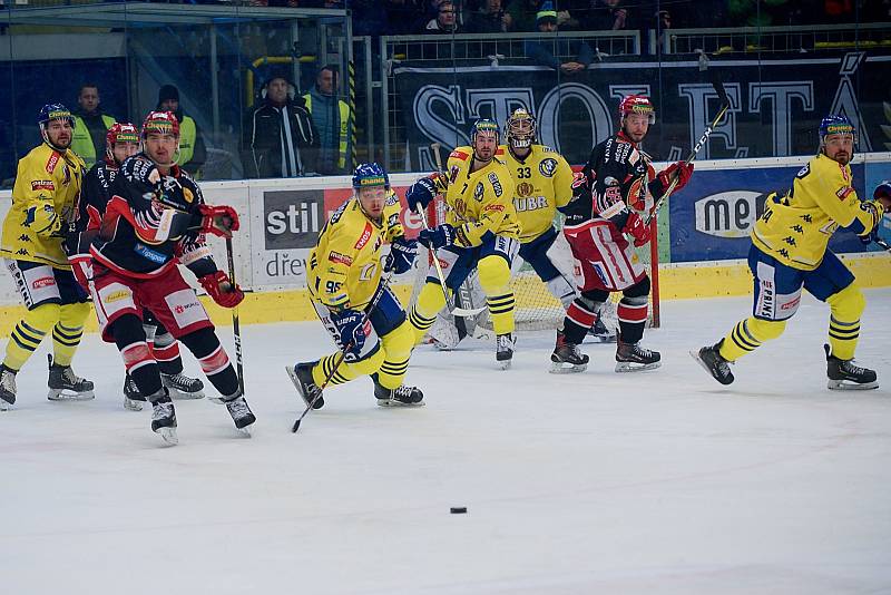 Hokejisté Přerova (ve žlutém) proti Prostějovu (4:2).