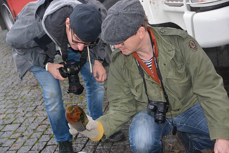 Přerovští dobrovolní hasiči v sobotu odčerpávali vodu z historické studny na Horním náměstí. Spolu s archeology prozkoumávali její dno.