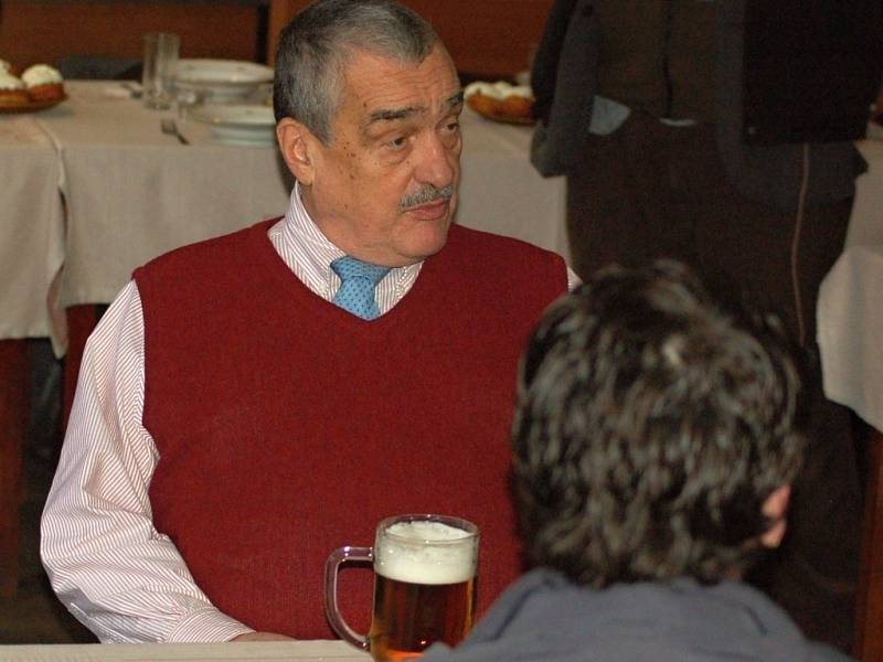 Karel Schwarzenberg v legendární hospůdce U Olinka ve Lhotce u Přerova 