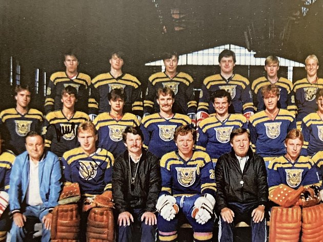 Marek Všetíček (horní řada druhý zleva) na společné fotce prvoligových hokejistů Přerova ze sezony 1984/85.