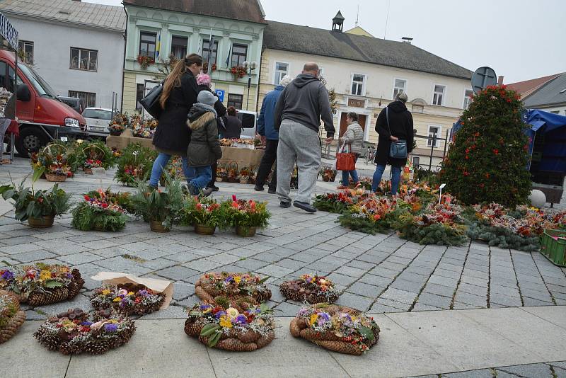 Dušičkové vazby, ale i med, sýry, uzeniny a spoustu dalších věcí si mohli ve čtvrtek koupit lidé na letošních posledních farmářských trzích v Přerově. Konaly se na Masarykově náměstí.