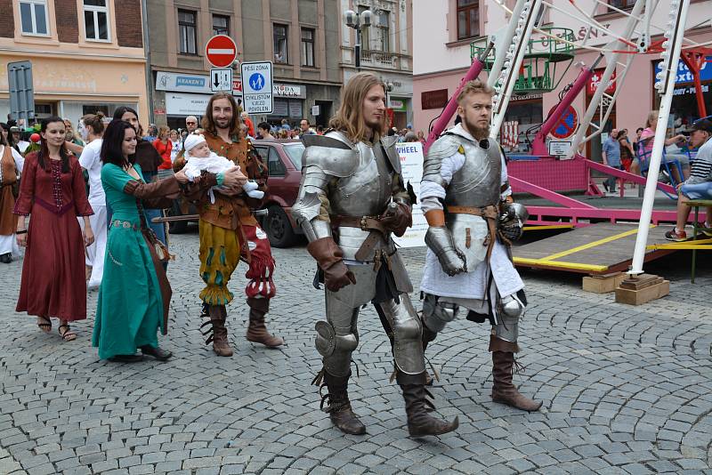 Historický průvod centrem Přerova, ale také řemeslný jarmark a celá řada zajímavých vystoupení na Horním náměstí - takový byl program Svatovavřineckých hodů během neděle.