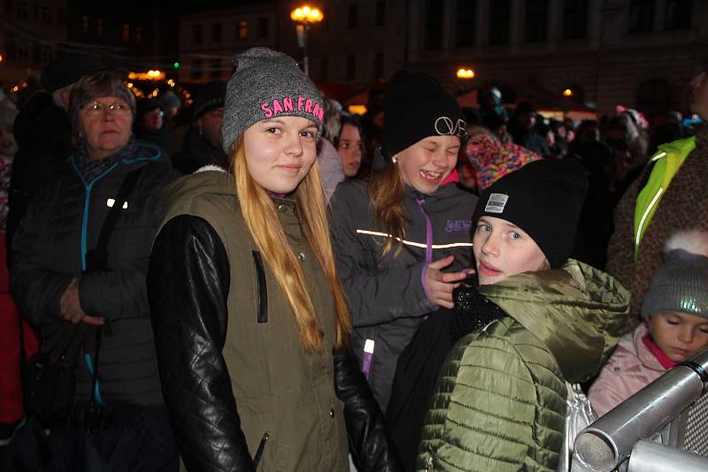 Hvězdička, tak se jmenuje letošní symbol vánoc, který se poprvé rozsvítil na náměstí T. G. Masaryka v Přerově v první adventní neděli. Akci si  nenechaly ujít stovky lidí.