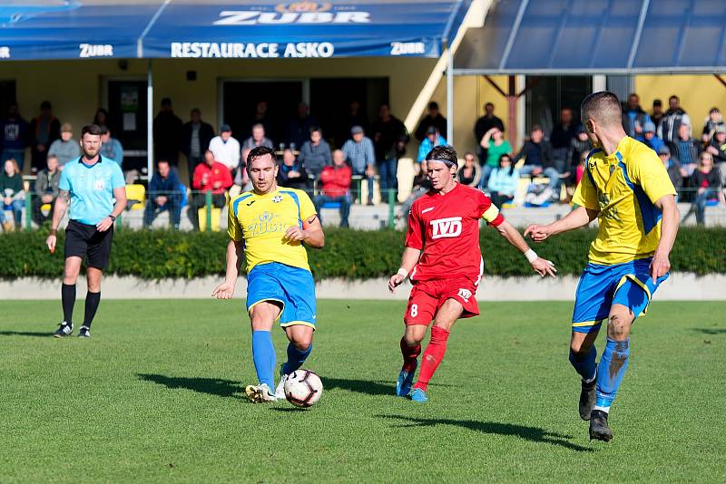 Fotbalisté Kozlovic (ve žlutém) v domácím utkání se Slavičínem.