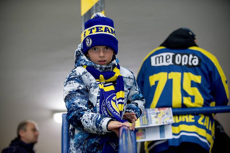 Hokejisté Přerova (v modrém) porazili v domácím derby Prostějov 4:3 po samostatných nájezdech