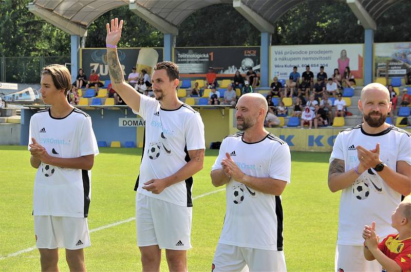 Benefiční fotbalové utkání Na Dětech Záleží. Tým Martina Zaťoviče (v modrém) proti týmu Tomáše Kundrátka (v bílém).