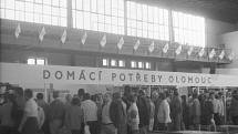 Jak šel čas na přerovském zimním stadionu. Jarní trhy v roce 1983.