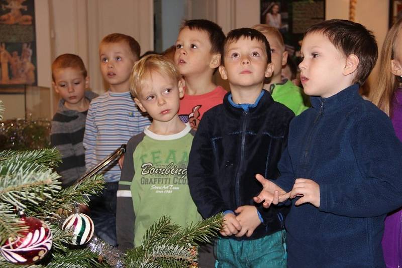 Výstavu Vánoce na zámku, která se koná v prostorách Muzea Komenského v Přerově, navštívily v pátek dopoledne děti z Mateřské školy Kouřílkova v Přerově.