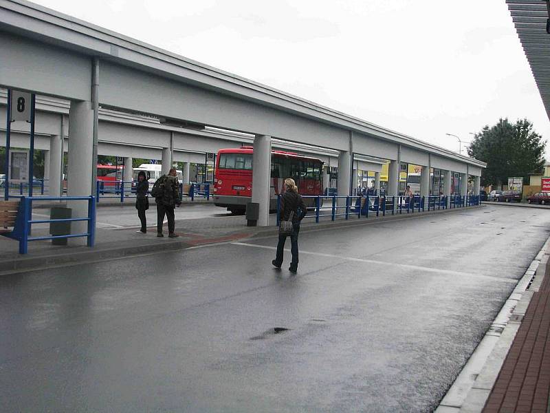 Asfaltový povrch autobusového nádraží – jedné z největších investic přerovské radnice za poslední léta – se rozpadá