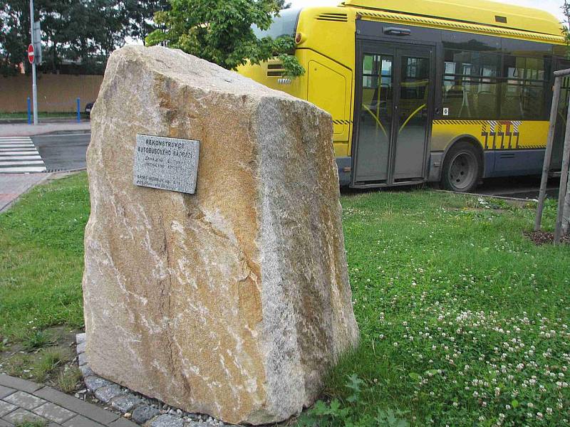 Asfaltový povrch autobusového nádraží – jedné z největších investic přerovské radnice za poslední léta – se rozpadá. Finančně náročnou stavbu, která si vyžádala náklady ve výši 148 milionů, připomíná malý pomníček na travnaté ploše.