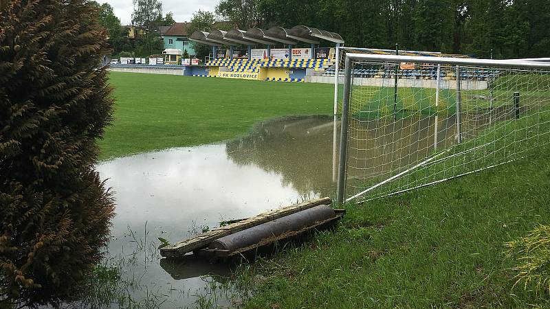 Na hřiště v Kozlovicích voda prosákla přes val za bránou blíže k řece Bečvě.