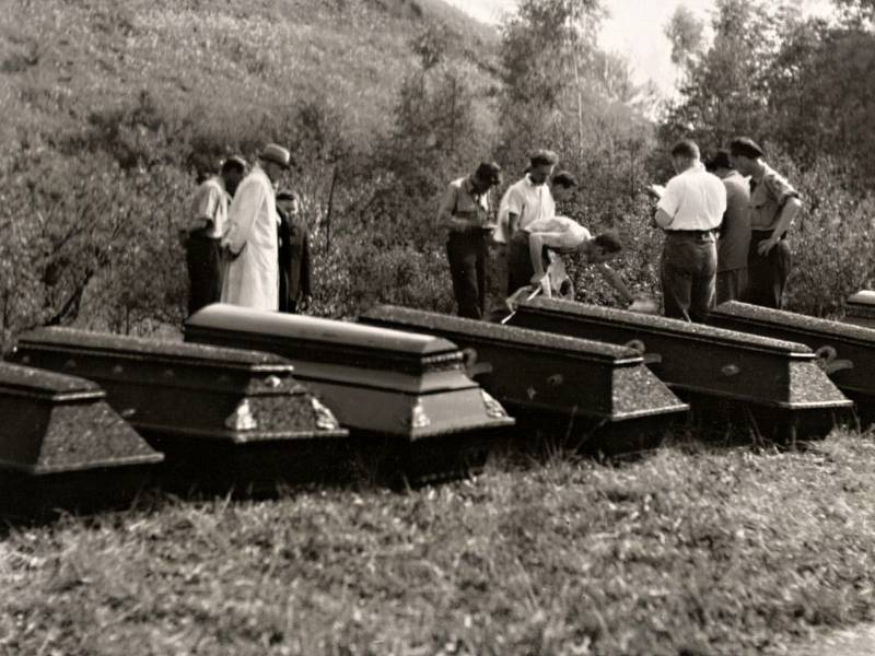Rakve s oběťmi, připravené k transportu z Olomouce do Přerova 13. 5. 1945