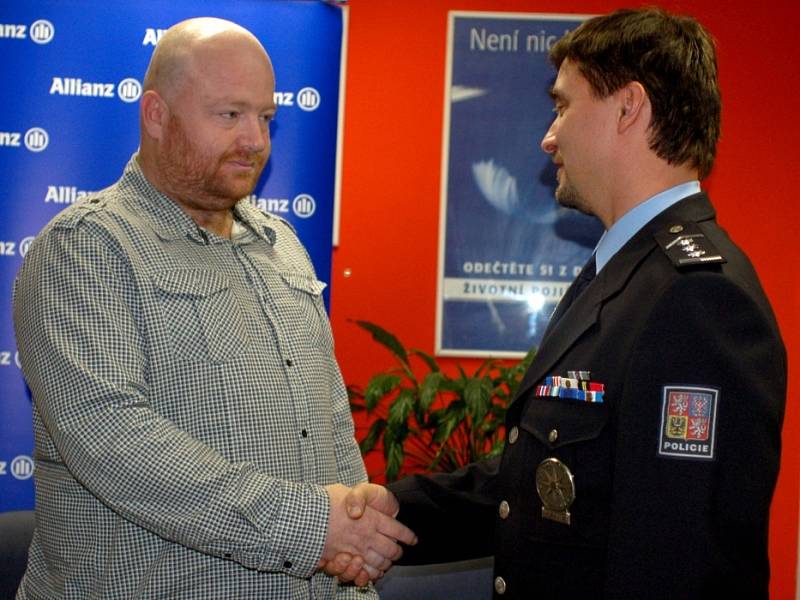 Zachránce prodavačky ze sutin domu František Rapant převzal ocenění od šéfa přerovské policie Martina Lebdušky