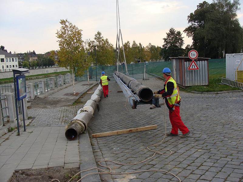 Lávku u sokolovny v Přerově v sobotu dopoledne dělníci rozřezali na tři díly a pomocí jeřábů odstranili. Příští rok ji nahradí nový Tyršův most.