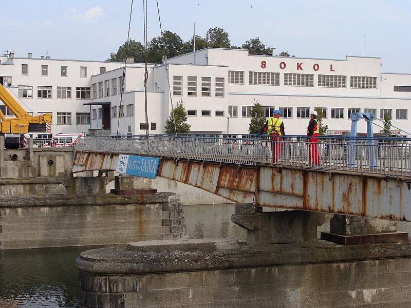Lávku u sokolovny v Přerově v sobotu dopoledne dělníci rozřezali na tři díly a pomocí jeřábů odstranili. Příští rok ji nahradí nový Tyršův most.