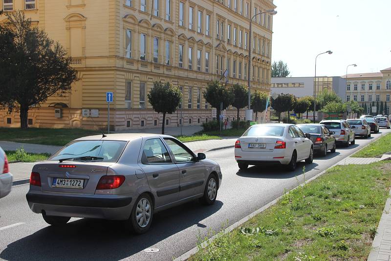 Zobousměrnění Palackého ulice je možná úlevou pro řidiče - starší lidé nebo maminky s dětmi ale mají velký problém při přecházení rušné silnice.  Zrušeny byly totiž dva přechody pro chodce.