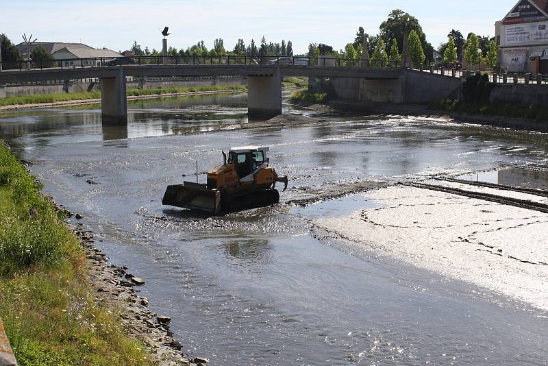 Řeka Bečva v Přerově je v těchto dnech bez vody - Povodí Moravy totiž provádí každoroční srážku na jezu a čištění dna od nánosů štěrku. 25. 7. 2022