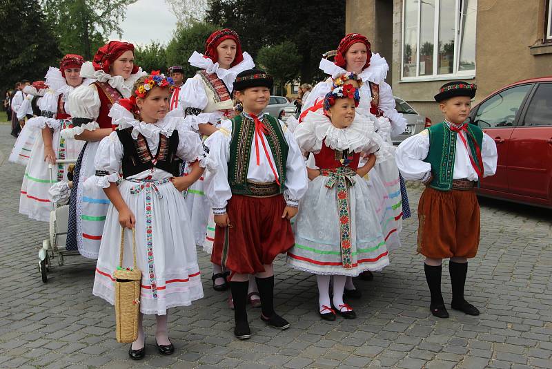 Velkolepý průvod krojovaných Hanáků městem a Ječmínkova jízda králů - takový byl vrchol Kojetínských hodů, které trvaly tři dny. Průvod si nenechaly ujít stovky místních lidí.