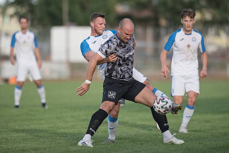 Fotbalisté Přerova (v bílém) proti Polance nad Odrou.