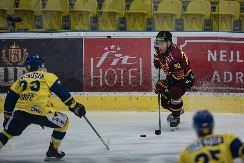 Hokejisté Přerova (ve žlutém) proti HC Dukla Jihlava.