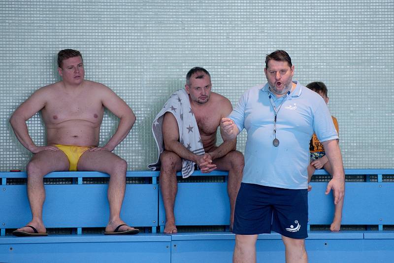 Vodní pólisté Přerova (v bílých čepicích) v domácím bazénu proti Olomouci.