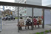 Autobusové zastávky v ulicích Přerova oblékly po roce velikonoční kabát - výzdoba se tentokrát nese v duchu oslav 120. výročí parku Michalov.