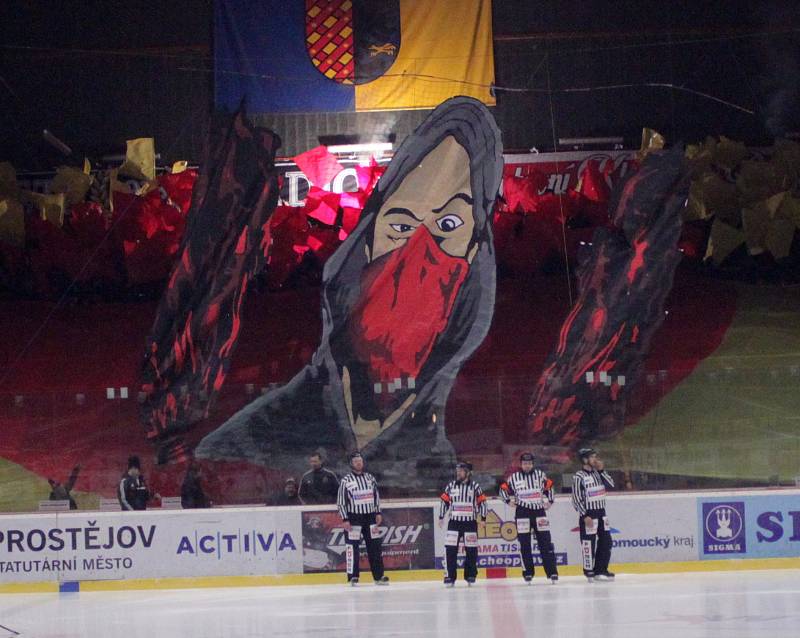 Vyhecované derby přineslo hned dvacet vyloučení a šest branek. První duel předkola ze začátku vypadal na jasnou záležitost. Prostějov vedl 2:0. V polovině zápasu, ale Přerov během dvou minut a dvanácti sekund stav otočil na 3:2 a výhru už nepustil.