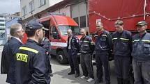 Přerovští hasiči naložili velkokapacitní čerpadlo a vyrazili do zaplavených Čech. V Praze budou pomáhat s odčerpáváním vo­dy.